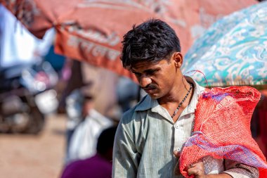 Varanasi, Hindistan - 23 Nisan 2011: Pazarda çalışan bir pazarcının portresi. Hindistan tarım üretiminde dünya çapında ikinci sırada