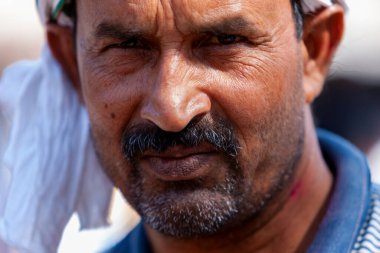 Varanasi, Hindistan - 23 Nisan 2011: Pazarda çalışan bir pazarcının portresi. Hindistan tarım üretiminde dünya çapında ikinci sırada