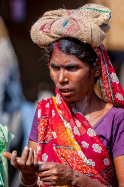 Varanasi, Hindistan - 23 Nisan 2011: Pazarda çalışan bir pazarcının portresi. Hindistan tarım üretiminde dünya çapında ikinci sırada
