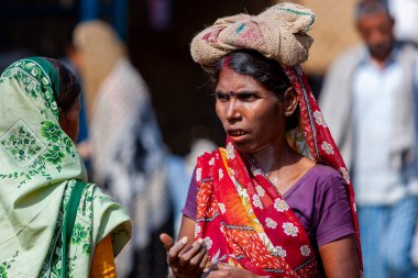 Varanasi, Hindistan - 23 Nisan 2011: Pazarda çalışan bir pazarcının portresi. Hindistan tarım üretiminde dünya çapında ikinci sırada