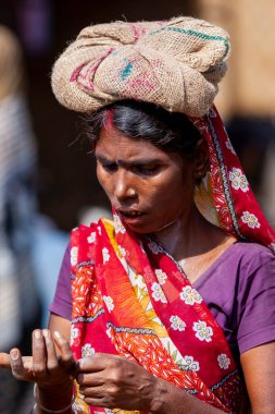 Varanasi, Hindistan - 23 Nisan 2011: Pazarda çalışan bir pazarcının portresi. Hindistan tarım üretiminde dünya çapında ikinci sırada