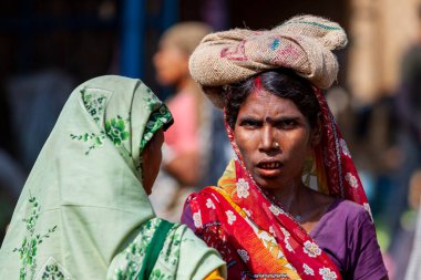 Varanasi, Hindistan - 23 Nisan 2011: Pazarda çalışan bir pazarcının portresi. Hindistan tarım üretiminde dünya çapında ikinci sırada