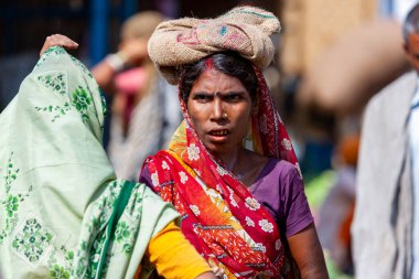 Varanasi, Hindistan - 23 Nisan 2011: Pazarda çalışan bir pazarcının portresi. Hindistan tarım üretiminde dünya çapında ikinci sırada