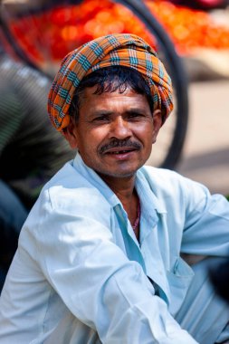 Varanasi, Hindistan - 23 Nisan 2011: Pazarda çalışan bir pazarcının portresi. Hindistan tarım üretiminde dünya çapında ikinci sırada