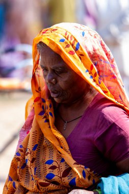 Varanasi, Hindistan - 23 Nisan 2011: Pazarda çalışan bir pazarcının portresi. Hindistan tarım üretiminde dünya çapında ikinci sırada
