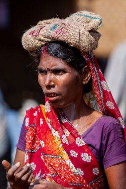 Varanasi, Hindistan - 23 Nisan 2011: Pazarda çalışan bir pazarcının portresi. Hindistan tarım üretiminde dünya çapında ikinci sırada