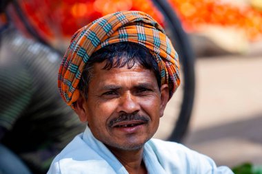 Varanasi, Hindistan - 23 Nisan 2011: Pazarda çalışan bir pazarcının portresi. Hindistan tarım üretiminde dünya çapında ikinci sırada