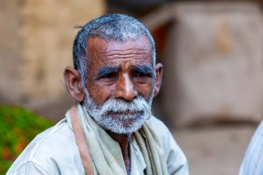 Varanasi, Hindistan - 23 Nisan 2011: Pazarda çalışan bir pazarcının portresi. Hindistan tarım üretiminde dünya çapında ikinci sırada