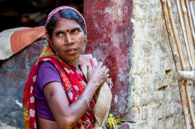 Varanasi, Hindistan - 23 Nisan 2011: Pazarda çalışan bir pazarcının portresi. Hindistan tarım üretiminde dünya çapında ikinci sırada