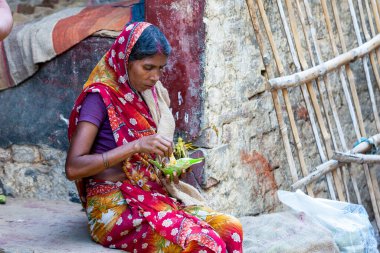 Varanasi, Hindistan - 23 Nisan 2011: Pazarda çalışan bir pazarcının portresi. Hindistan tarım üretiminde dünya çapında ikinci sırada