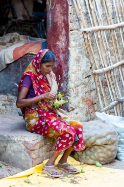 Varanasi, Hindistan - 23 Nisan 2011: Pazarda çalışan bir pazarcının portresi. Hindistan tarım üretiminde dünya çapında ikinci sırada