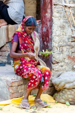 Varanasi, Hindistan - 23 Nisan 2011: Pazarda çalışan bir pazarcının portresi. Hindistan tarım üretiminde dünya çapında ikinci sırada