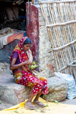 Varanasi, Hindistan - 23 Nisan 2011: Pazarda çalışan bir pazarcının portresi. Hindistan tarım üretiminde dünya çapında ikinci sırada