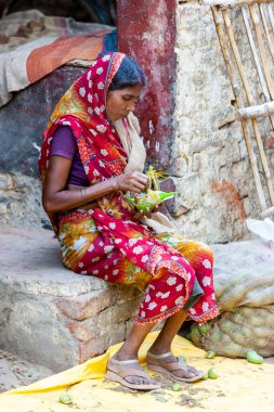 Varanasi, Hindistan - 23 Nisan 2011: Pazarda çalışan bir pazarcının portresi. Hindistan tarım üretiminde dünya çapında ikinci sırada