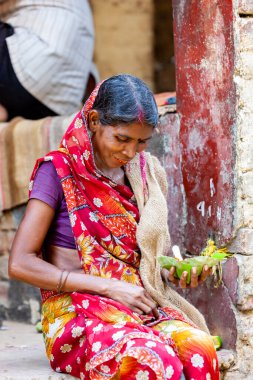 Varanasi, Hindistan - 23 Nisan 2011: Pazarda çalışan bir pazarcının portresi. Hindistan tarım üretiminde dünya çapında ikinci sırada