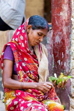 Varanasi, Hindistan - 23 Nisan 2011: Pazarda çalışan bir pazarcının portresi. Hindistan tarım üretiminde dünya çapında ikinci sırada