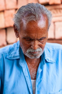 Varanasi, Hindistan - 23 Nisan 2011: Pazarda çalışan bir pazarcının portresi. Hindistan tarım üretiminde dünya çapında ikinci sırada