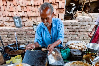 Uttar Pradesh, Hindistan - Nisan 2020: Varanasi 'deki bir pazarda kimliği belirsiz Hintli insanlar 