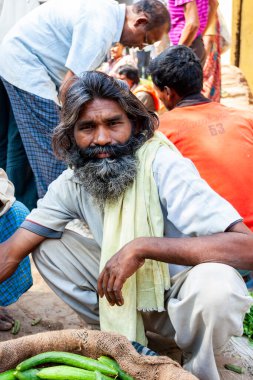 Varanasi, Hindistan - 23 Nisan 2011: Pazarda çalışan bir pazarcının portresi. Hindistan tarım üretiminde dünya çapında ikinci sırada