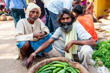 Uttar Pradesh, Hindistan - Nisan 2020: Varanasi 'deki bir pazarda kimliği belirsiz Hintli insanlar 