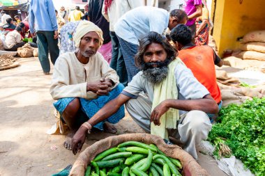 Uttar Pradesh, Hindistan - Nisan 2020: Varanasi 'deki bir pazarda kimliği belirsiz Hintli insanlar 