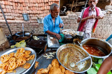 Uttar Pradesh, Hindistan - Nisan 2020: Varanasi 'deki bir pazarda kimliği belirsiz Hintli insanlar 