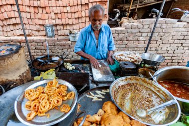Uttar Pradesh, Hindistan - Nisan 2020: Varanasi 'deki bir pazarda kimliği belirsiz Hintli insanlar 