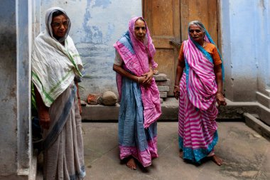 Varanasi, Hindistan - 23 Nisan 2011: Pazarda çalışan bir pazarcının portresi. Hindistan tarım üretiminde dünya çapında ikinci sırada