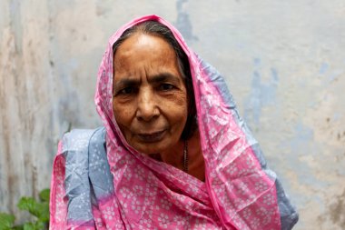 Varanasi, Hindistan - 23 Nisan 2011: Pazarda çalışan bir pazarcının portresi. Hindistan tarım üretiminde dünya çapında ikinci sırada