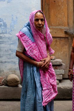 Varanasi, Hindistan - 23 Nisan 2011: Pazarda çalışan bir pazarcının portresi. Hindistan tarım üretiminde dünya çapında ikinci sırada