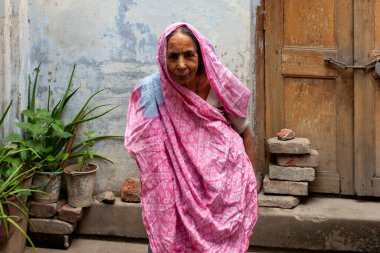 Varanasi, Hindistan - 23 Nisan 2011: Pazarda çalışan bir pazarcının portresi. Hindistan tarım üretiminde dünya çapında ikinci sırada