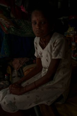 Raxaul, Bihar State, Hindistan 'da kimliği belirlenemeyen Hintli kadın evinde.