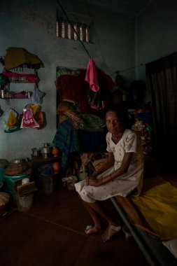 Raxaul, Bihar State, Hindistan 'da kimliği belirlenemeyen Hintli kadın evinde.