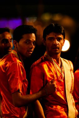 Varanasi, Uttar Pradesh, Orta Hindistan - 23 Nisan 2011: Dashashwamedh Ghat 'ta kimliği belirsiz bir Hindu rahip dini Ganga Aarti ayini düzenledi  