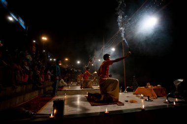 Varanasi, Uttar Pradesh, Orta Hindistan - 23 Nisan 2011: Kimliği belirsiz bir Hindu rahip Dashashwamedh Ghat 'ta dini Ganga Aarti ayini gerçekleştirdi  