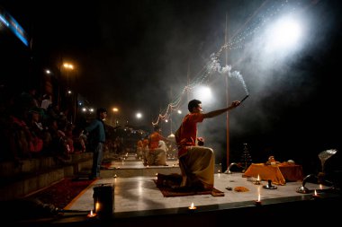 Varanasi, Uttar Pradesh, Orta Hindistan - 23 Nisan 2011: Kimliği belirsiz bir Hindu rahip Dashashwamedh Ghat 'ta dini Ganga Aarti ayini gerçekleştirdi  
