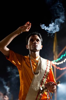 Varanasi, Uttar Pradesh, Orta Hindistan - 23 Nisan 2011: Kimliği belirsiz bir Hindu rahip Dashashwamedh Ghat 'ta dini Ganga Aarti ayini gerçekleştirdi  