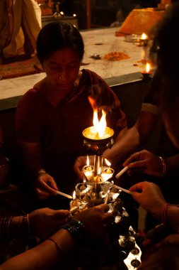 Varanasi, Uttar Pradesh, Orta Hindistan - 23 Nisan 2011: Dashashwamedh Ghat 'ta kimliği belirsiz bir Hindu rahip dini Ganga Aarti ayini düzenledi  