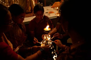 Varanasi, Uttar Pradesh, Orta Hindistan - 23 Nisan 2011: Dashashwamedh Ghat 'ta kimliği belirsiz bir Hindu rahip dini Ganga Aarti ayini düzenledi  