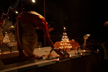 Varanasi, Uttar Pradesh, Orta Hindistan - 23 Nisan 2011: Kimliği belirsiz bir Hindu rahip Dashashwamedh Ghat 'ta dini Ganga Aarti ayini gerçekleştirdi  