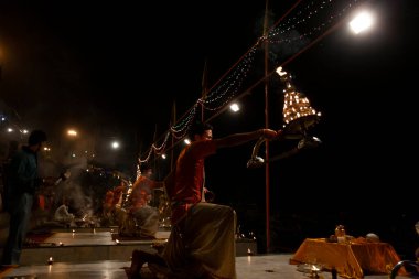 Varanasi, Uttar Pradesh, Orta Hindistan - 23 Nisan 2011: Kimliği belirsiz bir Hindu rahip Dashashwamedh Ghat 'ta dini Ganga Aarti ayini gerçekleştirdi  