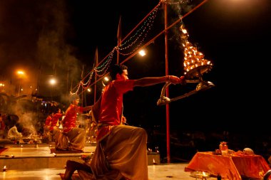 Varanasi, Uttar Pradesh, Orta Hindistan - 23 Nisan 2011: Kimliği belirsiz bir Hindu rahip Dashashwamedh Ghat 'ta dini Ganga Aarti ayini gerçekleştirdi  