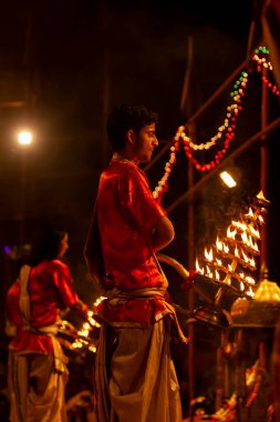 Varanasi, Uttar Pradesh, Orta Hindistan - 23 Nisan 2011: Kimliği belirsiz bir Hindu rahip Dashashwamedh Ghat 'ta dini Ganga Aarti ayini gerçekleştirdi  