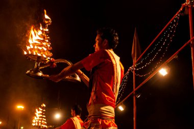 Varanasi, Uttar Pradesh, Orta Hindistan - 23 Nisan 2011: Kimliği belirsiz bir Hindu rahip Dashashwamedh Ghat 'ta dini Ganga Aarti ayini gerçekleştirdi  