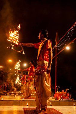 Varanasi, Uttar Pradesh, Orta Hindistan - 23 Nisan 2011: Kimliği belirsiz bir Hindu rahip Dashashwamedh Ghat 'ta dini Ganga Aarti ayini gerçekleştirdi  