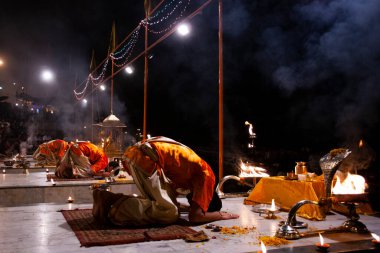 Varanasi, Uttar Pradesh, Orta Hindistan - 23 Nisan 2011: Kimliği belirsiz bir Hindu rahip Dashashwamedh Ghat 'ta dini Ganga Aarti ayini gerçekleştirdi  
