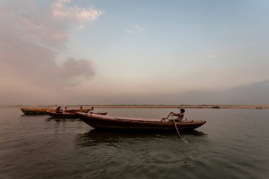 2020 'de Hindistan, Uttar Pradesh, Varanasi' deki Ganj Nehri 'nin kutsal nehrinde kimliği belirsiz insanlar.
