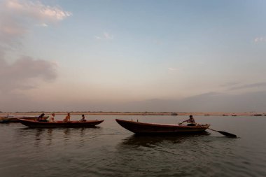 2020 'de Hindistan, Uttar Pradesh, Varanasi' deki Ganj Nehri 'nin kutsal nehrinde kimliği belirsiz insanlar.
