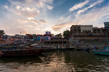 2020 'de Hindistan, Uttar Pradesh, Varanasi' deki Ganj Nehri 'nin kutsal nehrinde kimliği belirsiz insanlar.