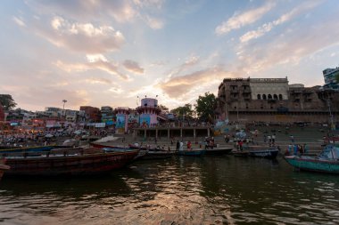 2020 'de Hindistan, Uttar Pradesh, Varanasi' deki Ganj Nehri 'nin kutsal nehrinde kimliği belirsiz insanlar.